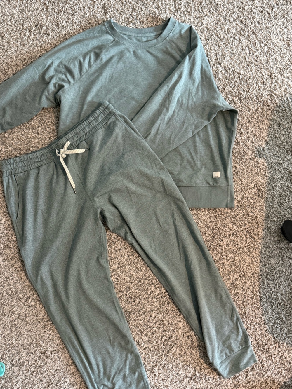 Vuori Jogger and Crewneck Set